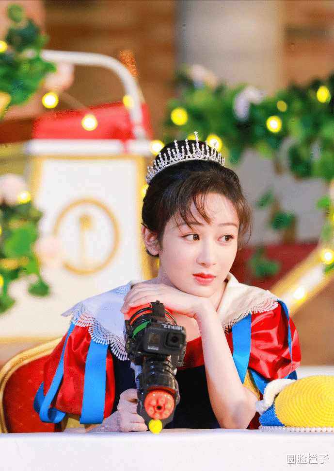 护手霜 杨紫模仿白雪公主太美了，头戴皇冠妆容精致，笑容甜美仪态满分