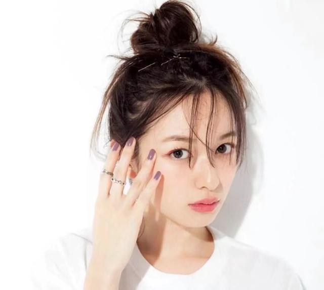 眼霜 20岁的女生，不要盲目跟风买“贵妇”眼霜，小心吸收不了