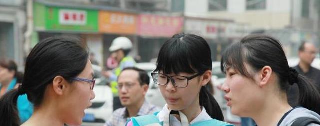 祖父有“污点”,导致孙女政审未通过,长辈犯错年轻人买单合理?