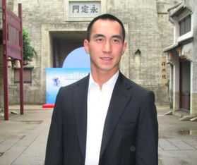 何猷龙|为赌王“手捧”遗像的何猷龙,虽然低调但并不简单,应该是继承人