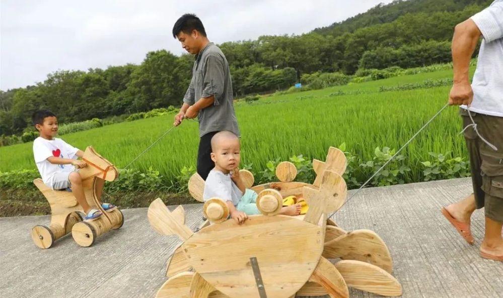 福建70岁老爷爷,为孙子做木头螃蟹车走红,网友称他“当代鲁班”