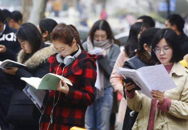 硕士研究生|小县城的人才引进名单火了，看了年薪才明白，为何有这么多博士生
