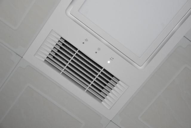 风暖浴霸装错位置,我家从来不敢开着浴霸洗澡