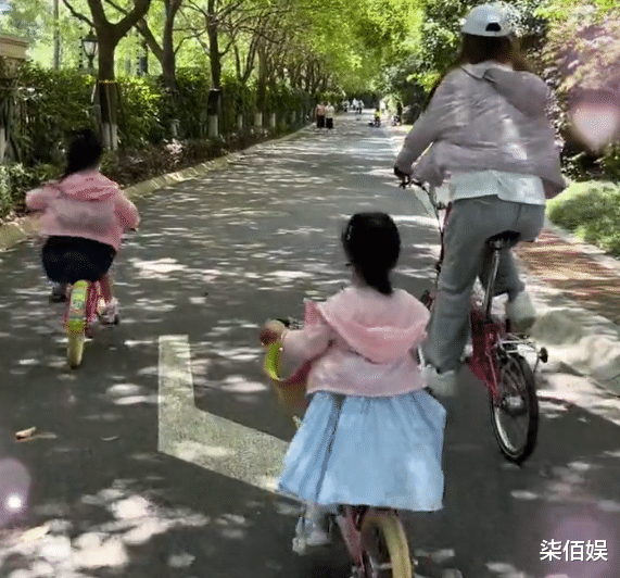 张子萱|张子萱带女儿骑行，安安暖心帮妹妹拉拉链，2岁咲咲身高直追姐姐