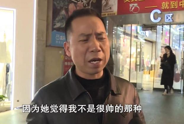 求婚高颜值女友屡遭拒,男子花80万赠珠宝店,女友:可以考虑同居
