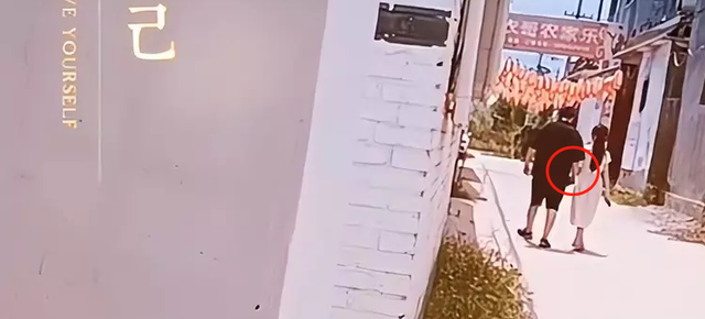 朱之文|大衣哥儿子回村筹备婚礼，和未婚妻牵手秀恩爱，身材壮硕了不少