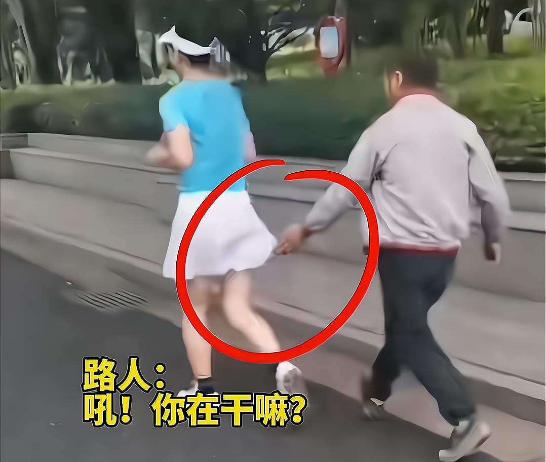 女子戴耳机跑步被男子一路尾随,刚要伸手,被路人大声喝止