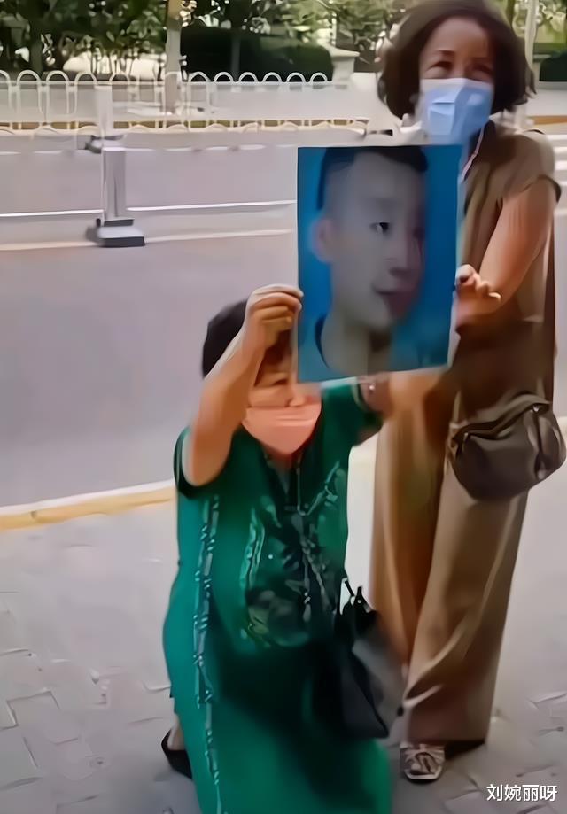 姚策|老杜北上京都大飙演技?手捧姚策遗像下跪