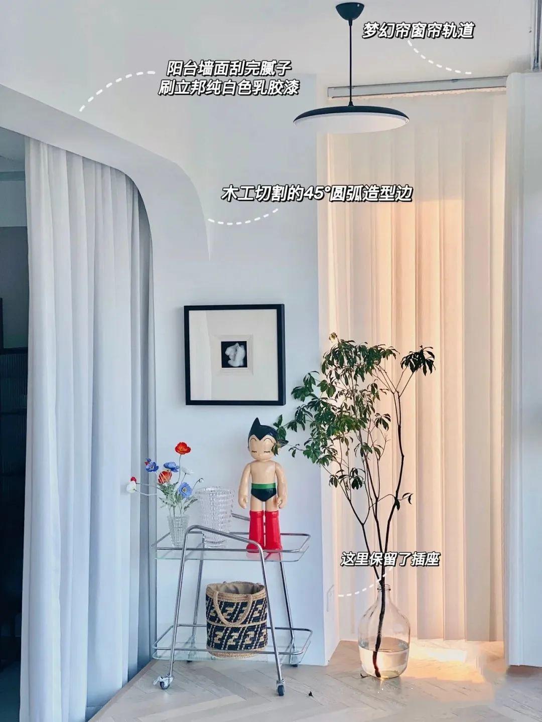 同样阳台纳入室内,他家就格外优秀,靠着落地窗,局部抬升做地台