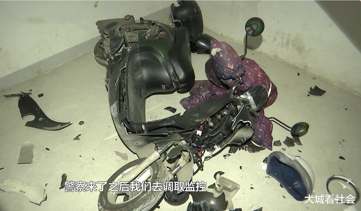 男子跟物业起冲突后,门被喷漆电动车被砸,刚好监控断电2小时