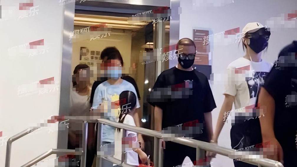 汪峰|汪峰带2个女儿购物，秃顶反光明显，随行4名保镖、保姆阵仗大