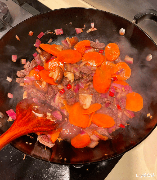 马思纯|马思纯晒“马式炒面”，好吃到舔盘，吸引127万网友围观，网友：面呢？