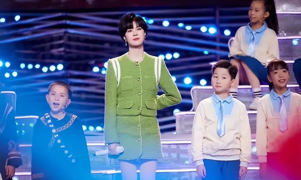 跨年晚会|王一博的赤脚、杨幂的香肩、赵露思的腮红……跨年如今显现鸡肋之味