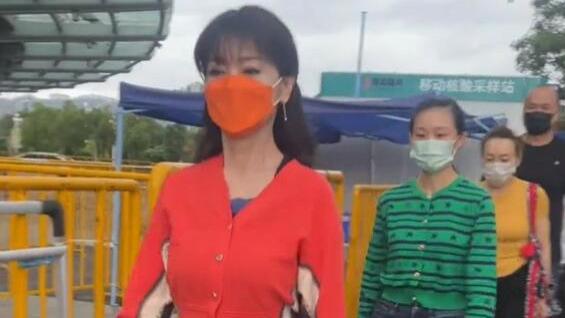 穿衣搭配|赵雅芝排队做核酸，被吐槽像走秀偶像包袱重，穿衣一本正经太端着