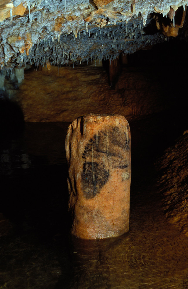 2万年前全球大结冰,法国海岸露出个神秘洞穴,原始人在里面作画