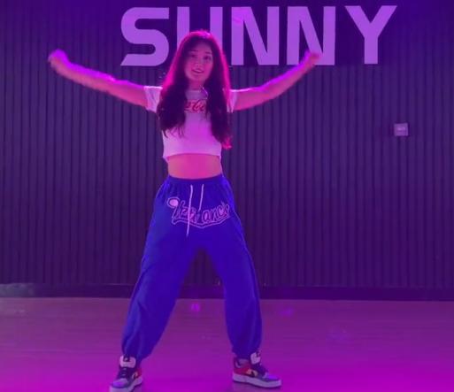 陈亚男|小伟减重30斤,陈亚男穿露脐装展示甩头舞,网友:这也要拼一下?