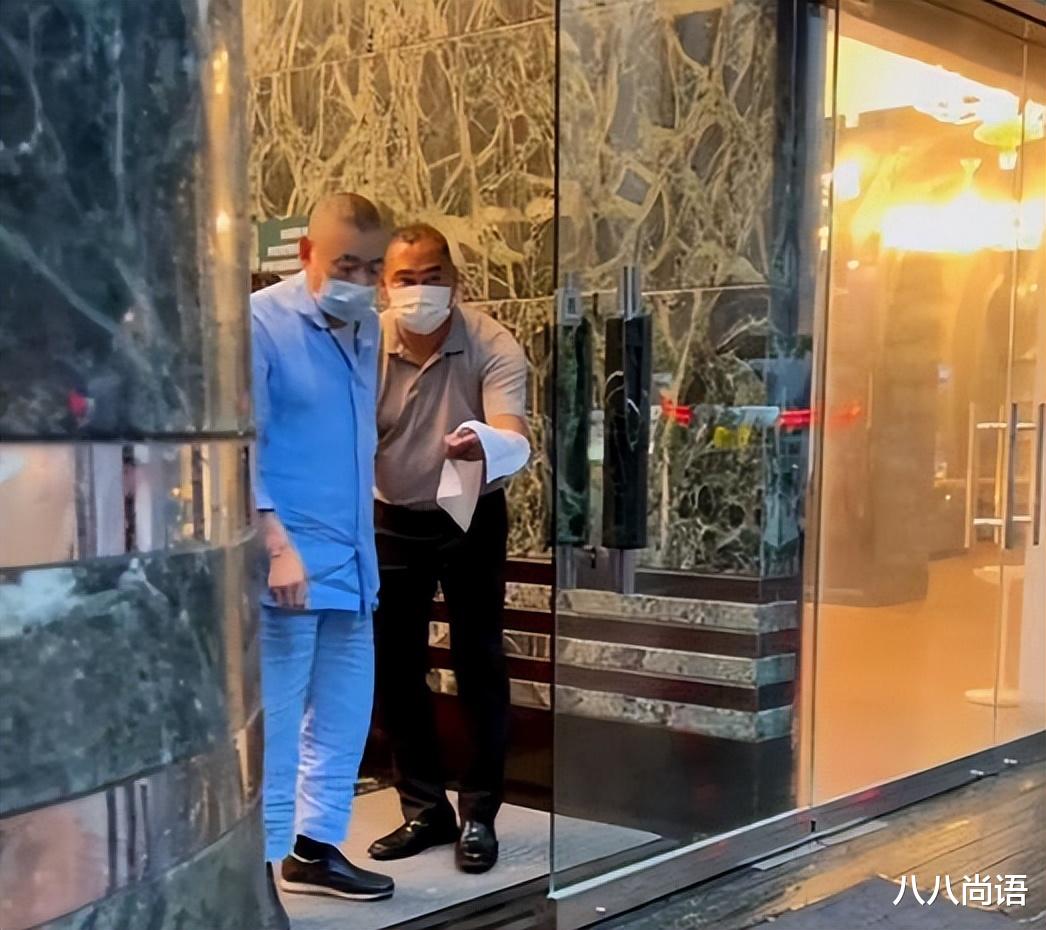 刘銮雄|刘銮雄携娇妻外出,被三位保镖服阵仗相当大,甘比坐车内不管不问