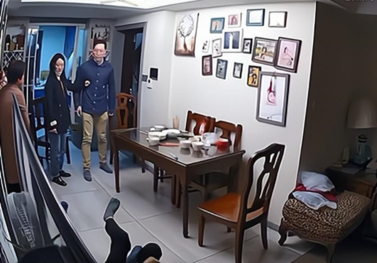 拳打5岁小孩,脚踢6旬老人,这样处理孩子间打闹可不行!