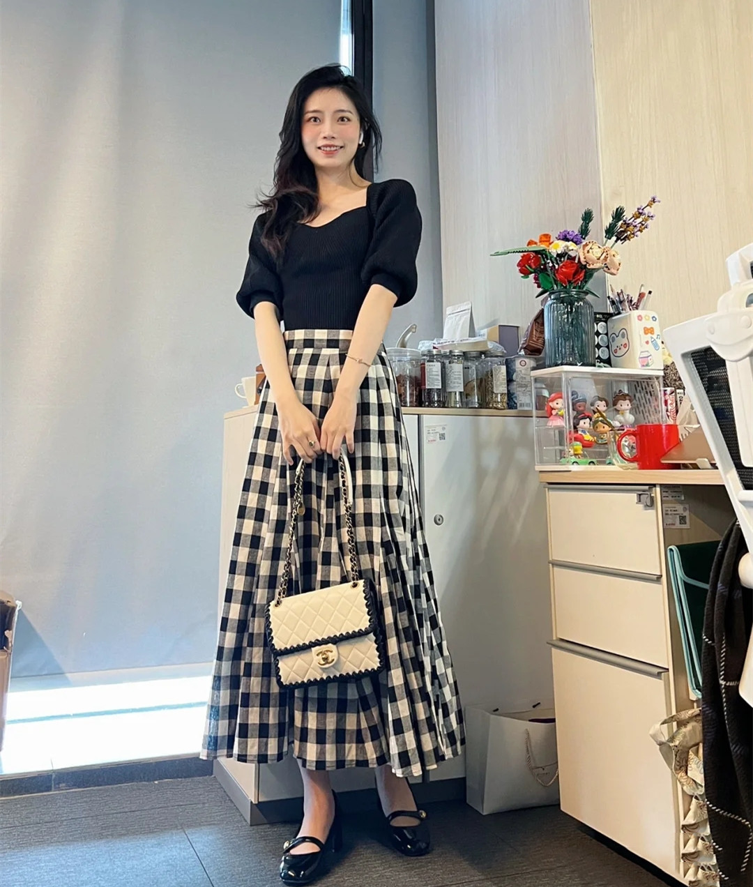 穿衣搭配|被这位姐姐的“办公室打扮”美到,裹出腰线显腿长,镜头前好美