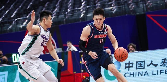 山东男篮|露馅了吧，山东1分险胜广东却揪出1球员：这水平进NBA就是做梦