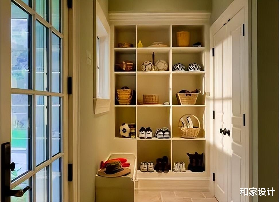 比起定制柜子,不如找个合适的地方做储藏室,整理更方便