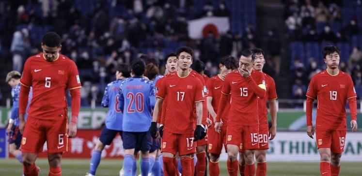 国足|国足两大队长陷入尴尬，难接班郑智，一人名声急剧下降！