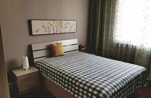 朋友130平新房,一进门客厅把人迷住了,木质沙发墙太个性有品位