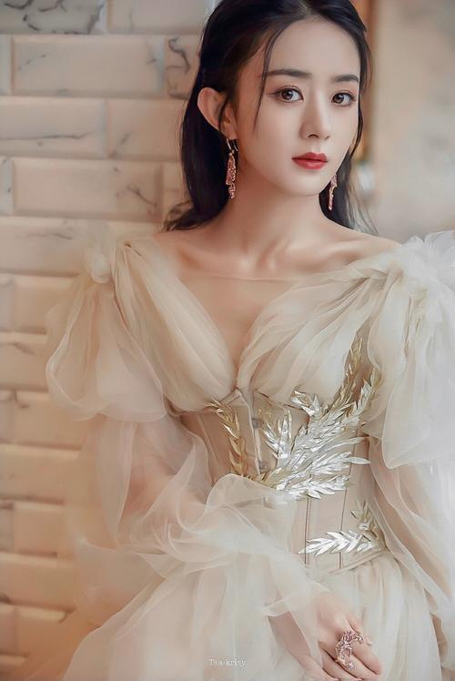 赵丽颖|赵丽颖堪称“时尚绝缘体”,最新杂志又翻车!