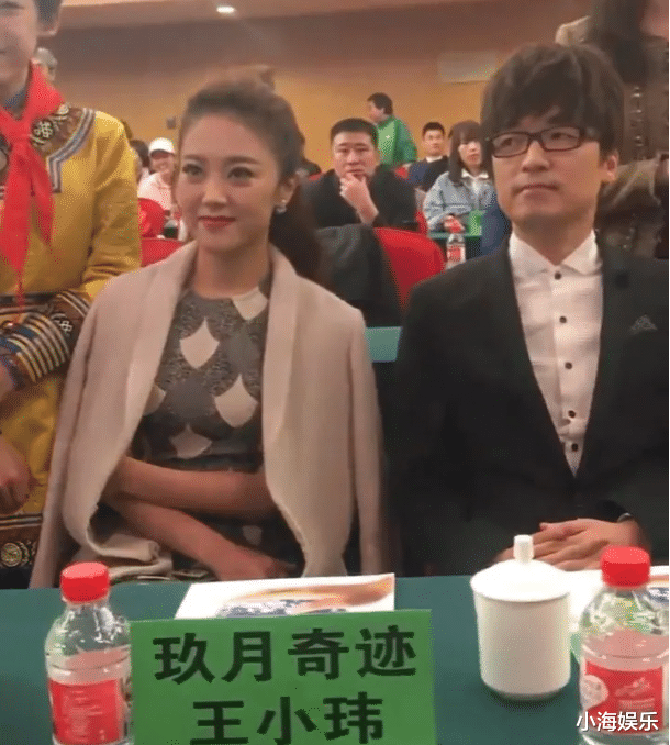 王小海|玖月奇迹复婚后现身活动，王小海神情严肃显疲惫，两人全程无交流