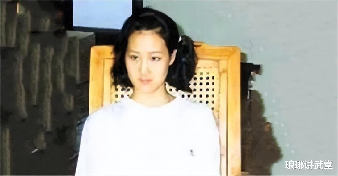 2001年张君走下法庭，含泪与妻女通话后被押刑场，枪毙前表情镇静