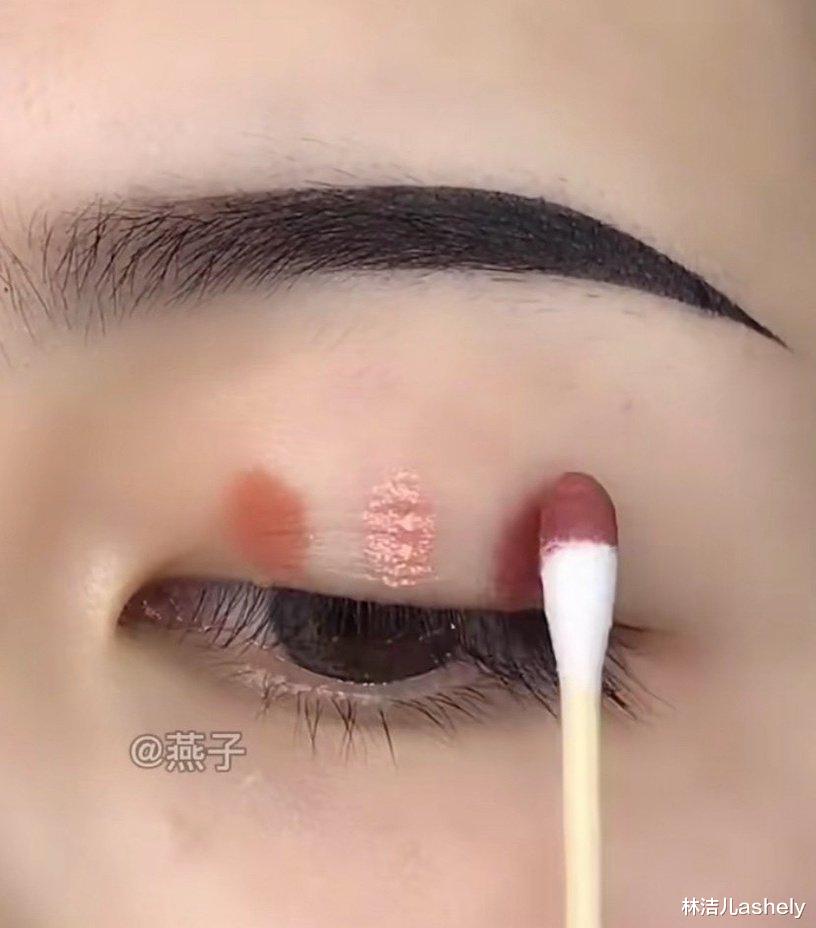 西兰花 衣品飙升了，但化妆还是“手残党”，吴昕画眉急死人，眼影下手太重了
