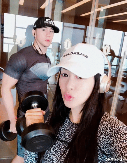 钟丽缇|钟丽缇穿超短裤运动，皮肤松弛身上赘肉多，网友：先看看自己啥样