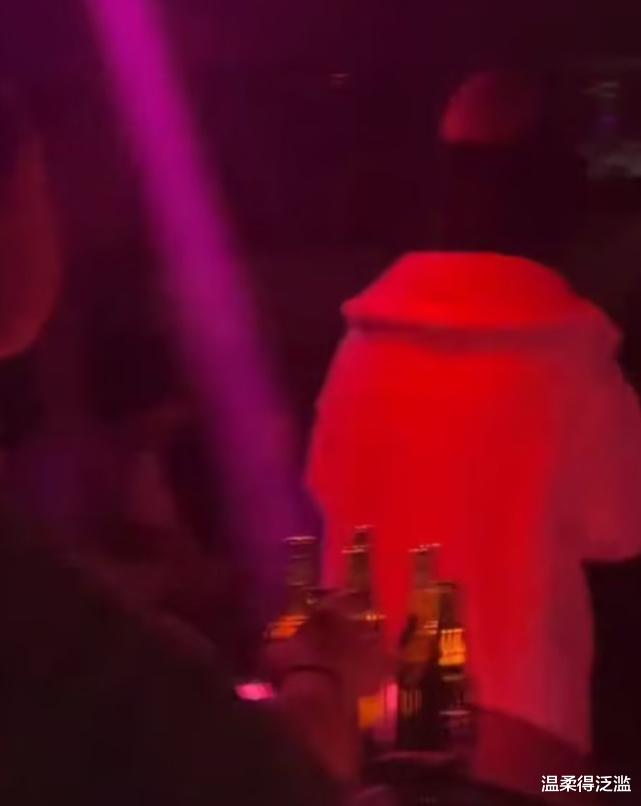 Angelababy|Angelababy关喆酒吧同玩上热搜,杨颖助理晒表情包回应:离谱