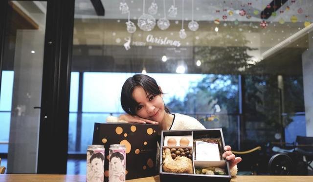 陈意涵|陈意涵晒女儿满月礼盒，生二胎后温婉少女，儿子可爱出镜超帅气