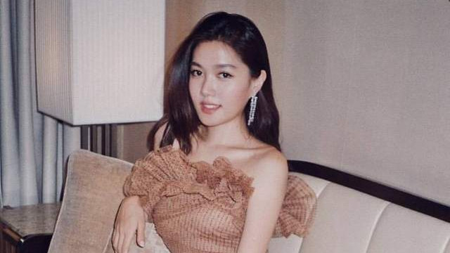 聚会|香港知名星二代参加名媛聚会！身材丰满气质佳，一家都是高颜值