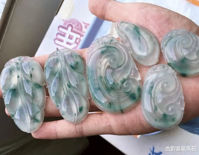 飘花翡翠|什么是内在美?朋友7000拿下满身裂纹的原石,不曾想竟切出高冰飘花翡翠