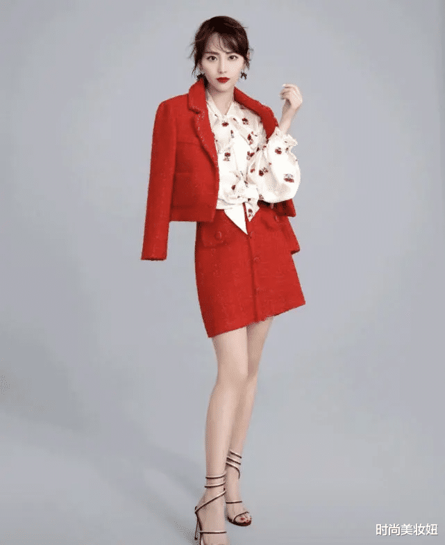 西装 张嘉倪比时尚博主还会穿，绿色毛衣配西装裤，洋气又显品味