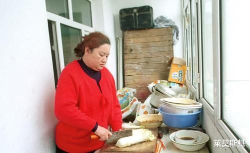 |55岁大姐给75岁大爷做住家保姆,高薪背后的心酸和无奈