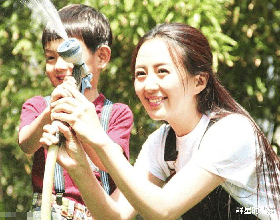 杨童舒|杨童舒：34岁在剧组意外怀孕，嫁给商人老公很幸福，被婆家宠成宝