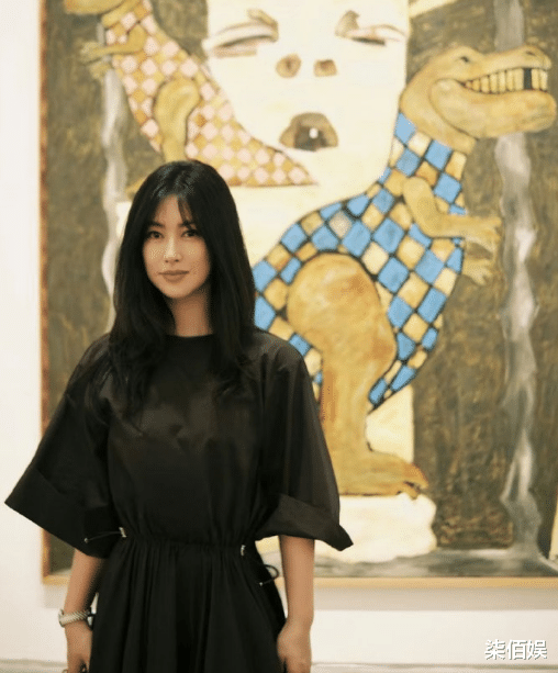 朱珠|朱珠和老公带娃遛弯，俩人甜蜜互拍，十个月大女儿皮肤白皙好可爱