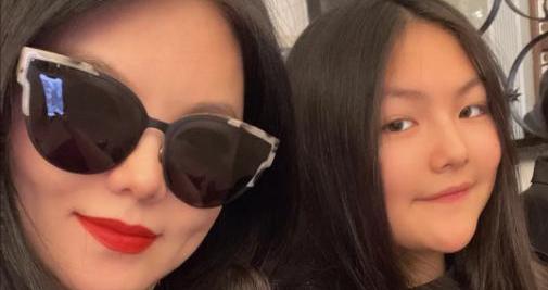 李沁|12岁王诗龄瘦到认不出！背6千块编织包，气质出众像妈妈李湘