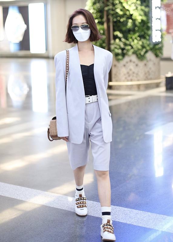 西装 蓝盈莹走机场,深蓝短袖西装配牛仔半身裙很清爽,短发有点大妈样