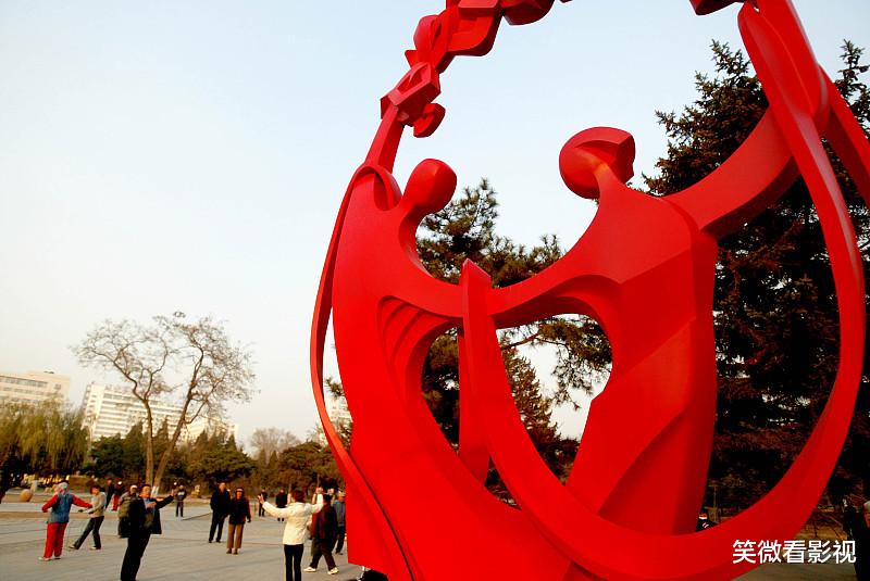 西装 简单聊一聊，夏天想要穿衣显瘦，还得管好自己