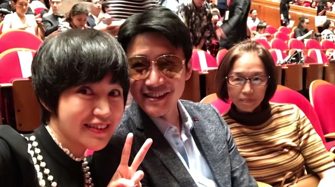 美颜|鲍蕾晒素颜庆46岁,美颜了仍憔悴,但不再在乎他人眼光刻意浓妆