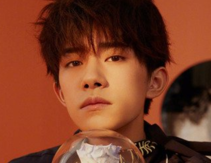 易烊千玺|易烊千玺花6700请剧组喝奶茶上热搜，曾花7500万在北京全款买别墅