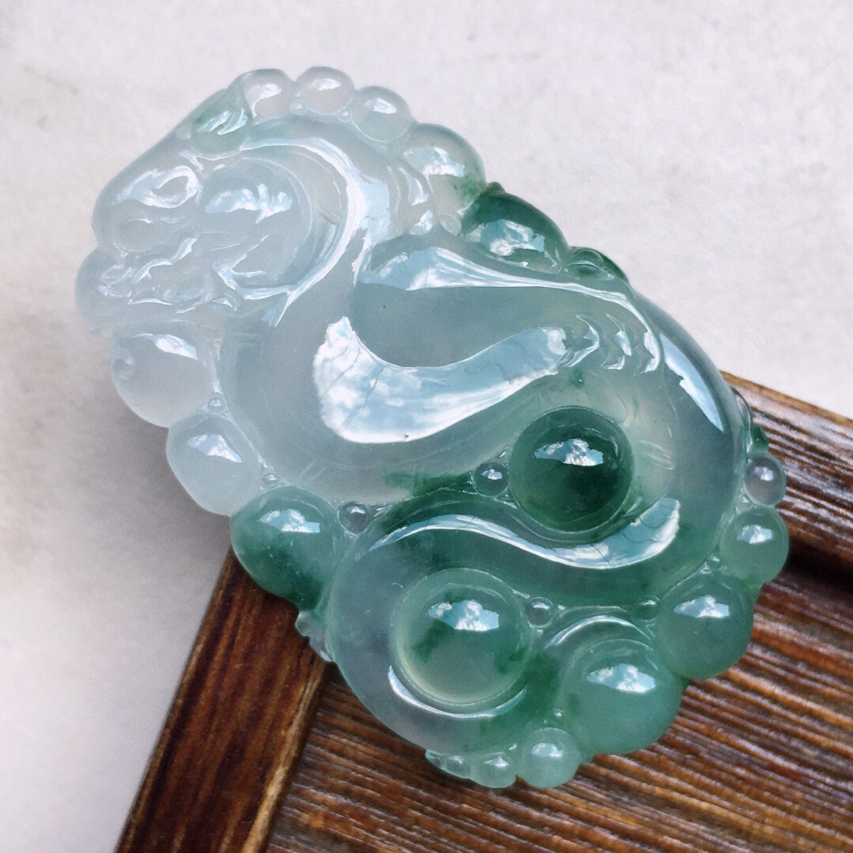 翡翠|霸气侧漏的「翡翠龙牌」有什么寓意?适合哪些人群佩戴?