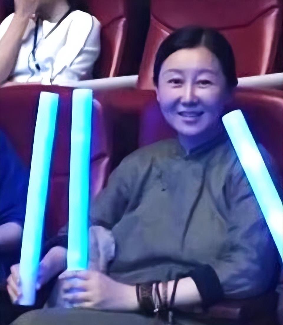 古典|孙楠一家四口合影,53岁妻子穿旗袍布鞋,身上自带古典温婉气质