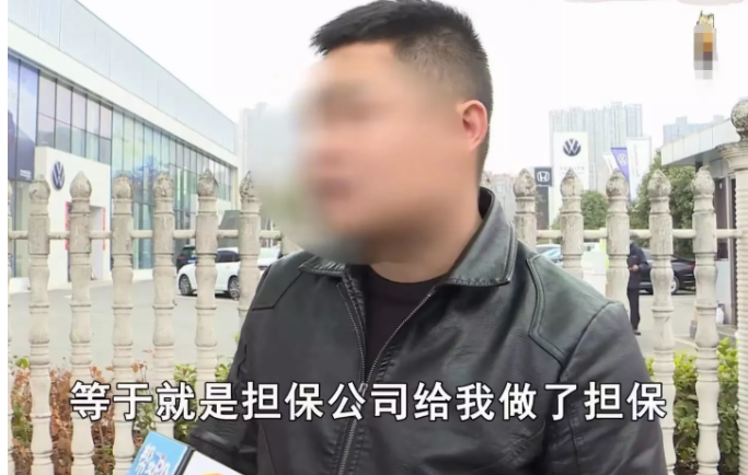 湖南长沙,一男子通过担保买了台小轿车,由于还款逾期车被对方给拖走