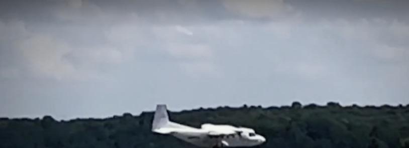 飞机副驾空中离奇跳机最终调查出炉!打开机门想吐结果摔出去了?