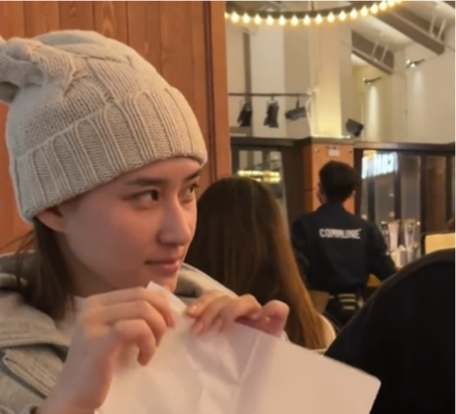 窦骁|何超莲晒约会视频，恶作剧成功似幼稚小学生，窦骁满脸宠溺太纵容